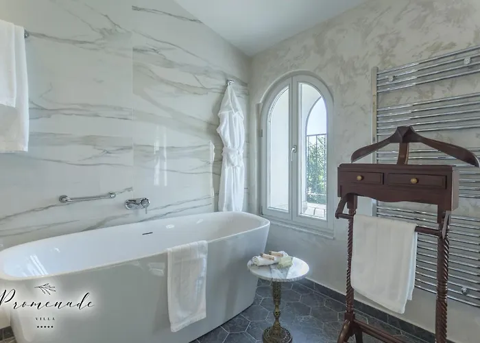 Promenade (adults Only) Μπουργκάς